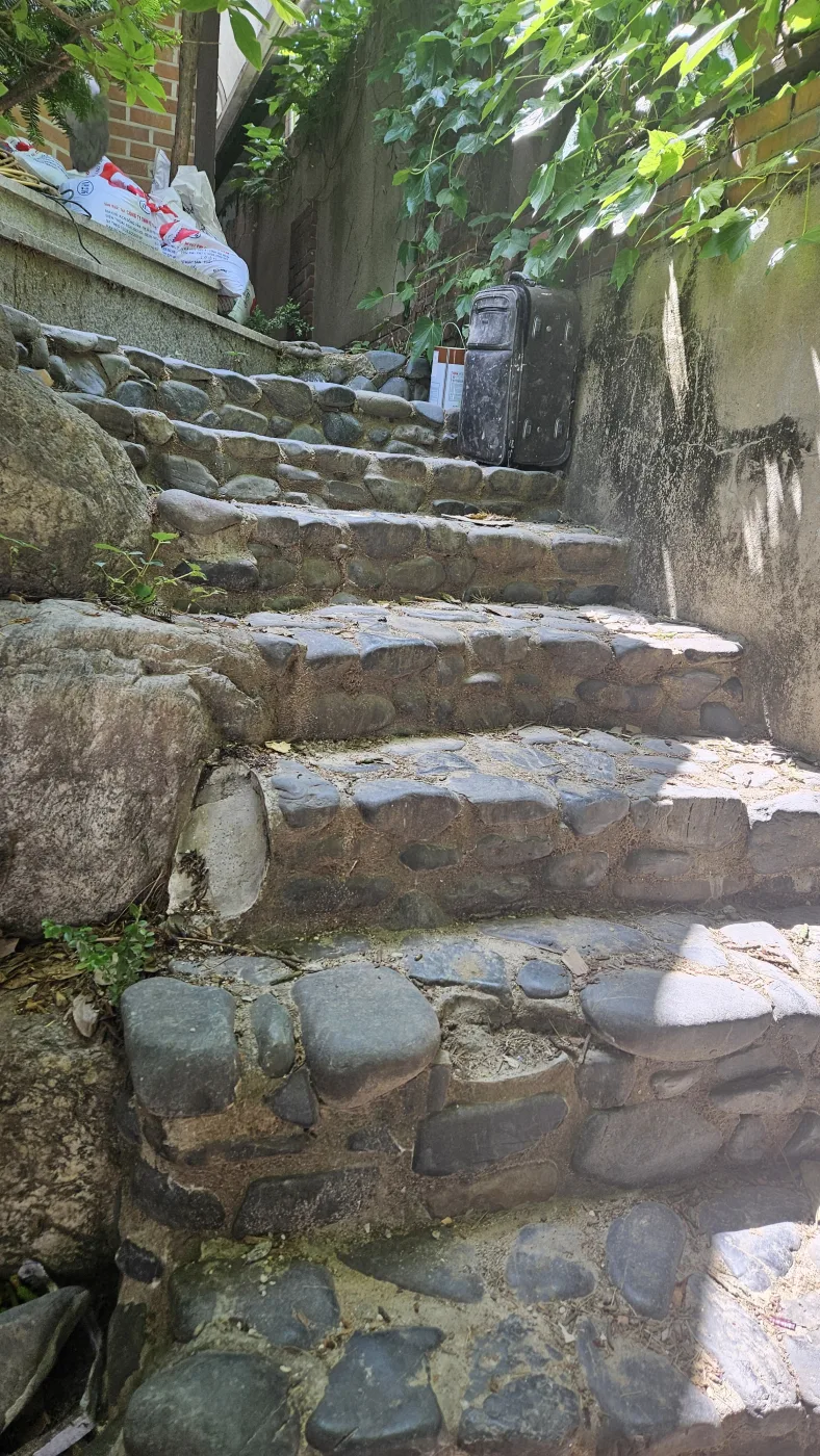 대리석 계단 균열 보수 전 현장