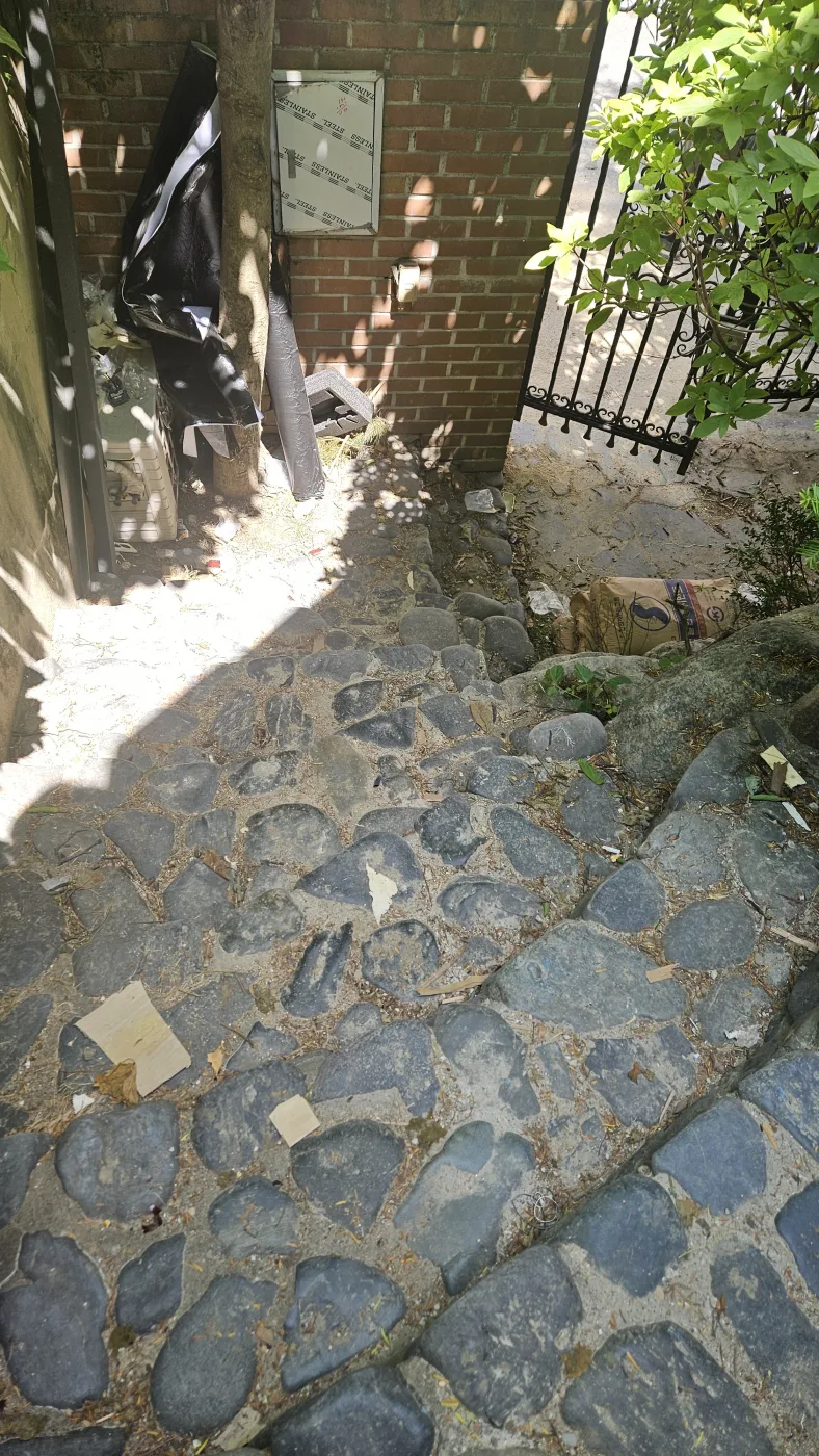 조약돌 바닥 파손 상태